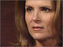 Sheila (Kimberlin Brown) raconte une histoire à Scott. Les Feux de l'Amour, épisode 8198 (30 mai 2013, TVA)