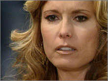 Lauren (Tracey E. Bregman) est perturbée par les souvenirs de Sheila. Les Feux de l'Amour, épisode 8226 (9 juillet 2013, TVA)