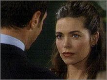 Victoria (Amelia Heinle) est stupéfaite du cadeau de Brad. Les Feux de l'Amour, épisode 4984 (27 février 2009, TF1)