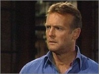 Paul (Doug Davidson) réalise que Tom pourrait avoir un complice. Les Feux de l'Amour, épisode 8256 (4 novembre 2005, CBS)