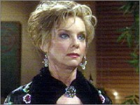 Gloria ne comprend pas pourquoi Jennifer et Brenda se trouvent dans la même chambre. Les Feux de l'Amour, épisode 5001 (24 mars 2009, TF1)