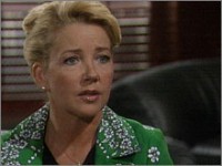 Nicole (Melody Thomas Scott) est stupéfaite par l'accusation de Victoria. Les Feux de l'Amour, épisode 5002 (3 novembre 2008, RTS)