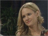 Sharon (Sharon Case) rencontre Phyllis qui achète de la lingerie. Les Feux de l'Amour, épisode 2654 (24 février 2009, RTBF)