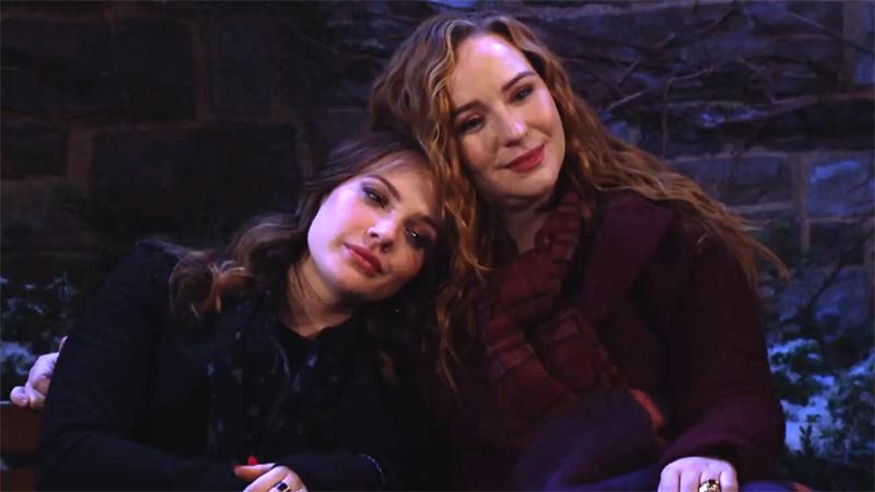 Tessa (Cait Fairbanks) et Mariah (Camryn Grimes) sont impatientes à l'idée de rencontrer leur fille. Les Feux de l'Amour, épisode 12549 (6 février 2023, CBS)