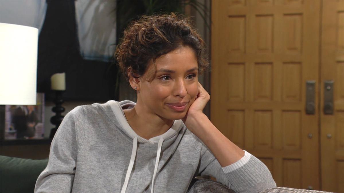 Elena (Brytni Sarpy) écoute les inquiétudes de Tessa. Les Feux de l'Amour, épisode 12550 (7 février 2023, CBS)