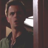 Wyatt (Darin Brooks) surprend une conversation intéressante. Top Models, épisode 7055 (23 septembre 2015, RTS)