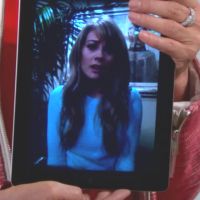 Hope (Kimberly Matula) donne un coup de main à sa mère... Amour, Gloire et Beauté, épisode 7058 (17 mars 2017, FRANCE2)
