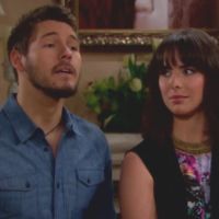 Liam (Scott Clifton) pose des questions innocentes à Rick... Amour, Gloire et Beauté, épisode 7060 (21 mars 2017, FRANCE2)