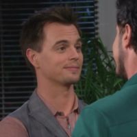 Wyatt (Darin Brooks) rigole des conseils de drague qui lui sont prodigués ! Top Models, épisode 7070 (14 octobre 2015, RTS)