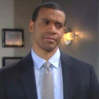 Justin (Aaron D. Spears) est habitué aux ordres et contrordres de son patron… Top Models, épisode 7077 (23 octobre 2015, RTS)