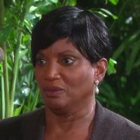 Vivienne (Anna Maria Horsford) arrive à la villa Forrester. Top Models, épisode 7113 (14 décembre 2015, RTS)