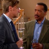 Julius (Obba Babatundé) rencontre Nick après le dîner. Top Models, épisode 7136 (8 janvier 2016, RTS)