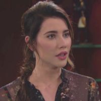 Steffy (Jacqueline MacInnes Wood) veut savoir ce qui se passe entre Ridge et Thomas. Top Modèles, épisode 7186 (16 novembre 2016, TVA)