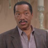 Julius (Obba Babatundé) goûterait bien un des fameux "Martini" d'Eric ! Top Models, épisode 7200 (22 mars 2017, RTL9)