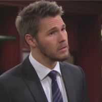 Liam (Scott Clifton) sent que sa cousine ne va pas si bien qu'elle le prétend… Top Models, épisode 7206 (30 mars 2017, RTL9)