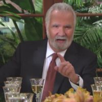 Eric (John McCook) est heureux quand la famille est réunie. Amour, Gloire et Beauté, épisode 7215 (14 septembre 2017, FRANCE2)