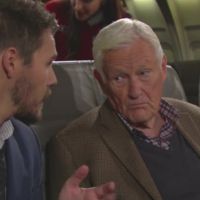 Howard (Orson Bean) affronte avec courage le bavardage de Liam... Amour, Gloire et Beauté, épisode 7243 (23 octobre 2017, FRANCE2)