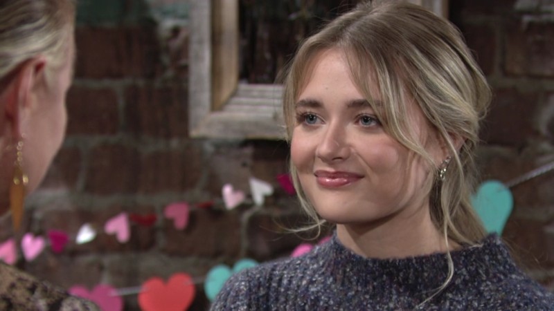 Faith (Reylynn Caster) veut trouver le cadeau parfait pour Moses. Les Feux de l'Amour, épisode 6628 (20 août 2024, RTBF)