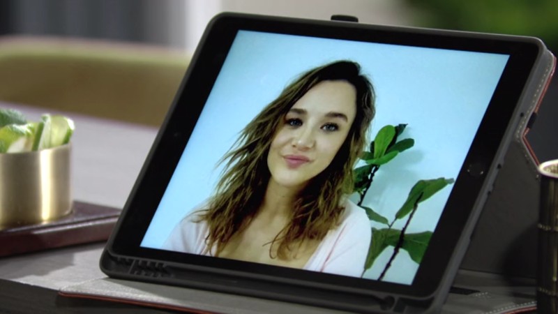 Summer (Hunter King) a hâte de savoir ce que sa mère a décidé. Les Feux de l'Amour, épisode 6633 (27 août 2024, RTBF)