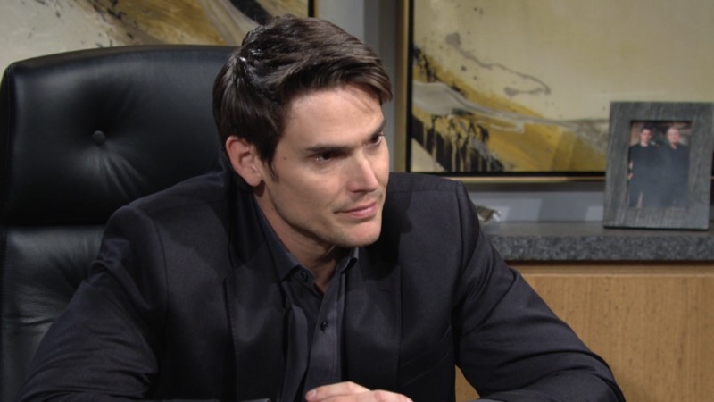 Adam (Mark Grossman) sait que se débarrasser d'Ashland ne sera pas facile. Les Feux de l'Amour, épisode 12313 (3 mars 2022, CBS)
