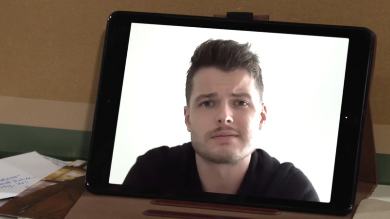 Même à des kilomètres de Genoa, Kyle (Michael Mealor) est là pour son père. Les Feux de l'Amour, épisode 12321 (15 mars 2022, CBS)