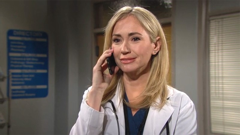 Bridget (Ashley Jones) passe un coup de fil à sa mère. Top Models, épisode 8738 (28 décembre 2022, RTL9)