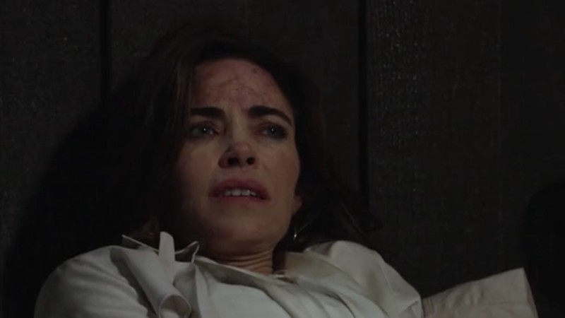 Victoria (Amelia Heinle) est en mauvaise posture après l'accident. Les Feux de l'Amour, épisode 6672 (21 octobre 2024, RTBF)