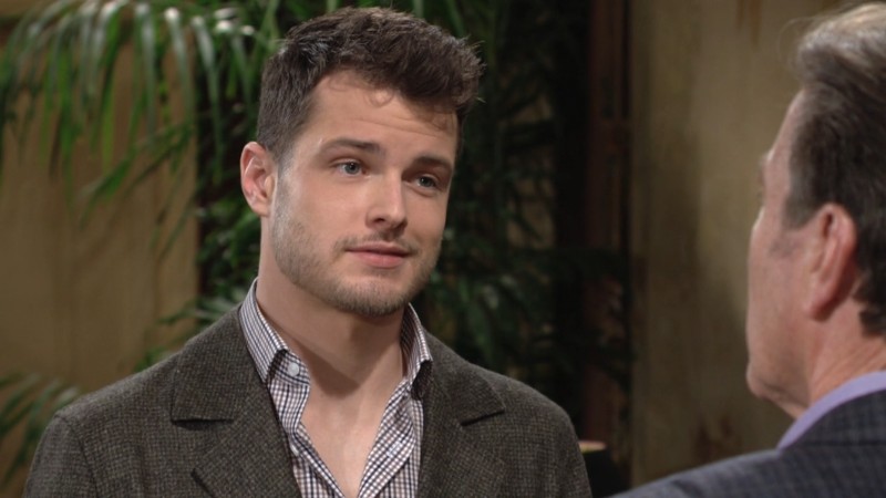 Kyle (Michael Mealor) est heureux de retrouver son père. Les Feux de l'Amour, épisode 6676 (25 octobre 2024, RTBF)