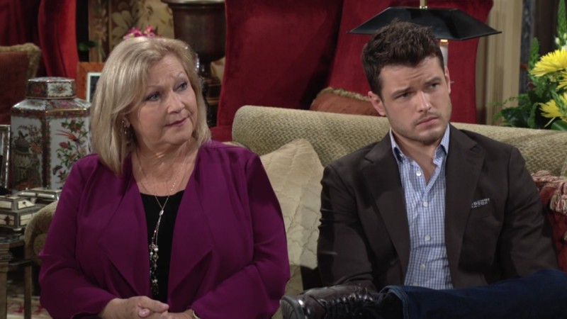Traci (Beth Maitland) et Kyle (Michael Mealor) écoutent les explications de Diane. Les Feux de l'Amour, épisode 6685 (7 novembre 2024, RTBF)