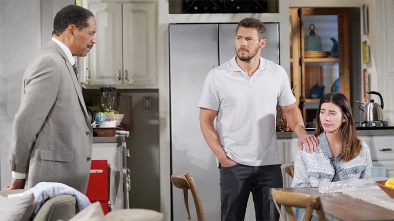 Le Commissaire Baker (Dan Martin) rend à Steffy les objets volés par Sheila. Top Modèles, épisode 8776 (4 avril 2023, TVA)