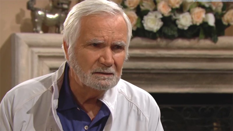 Face à Quinn, Eric (John McCook) semble avoir du mal à trouver les mots. Top Models, épisode 8793 (6 septembre 2022, RTS)