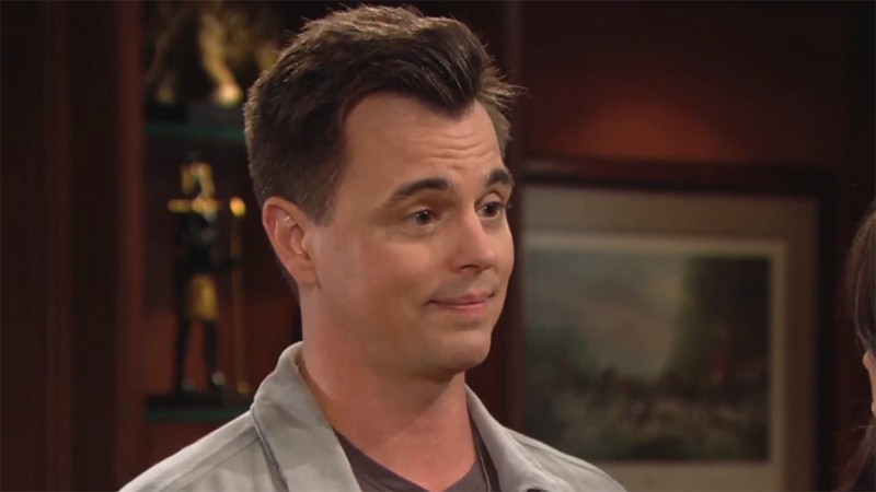 Wyatt (Darin Brooks) tient à donner un conseil à sa mère. Top Models, épisode 8808 (5 avril 2023, RTL9)