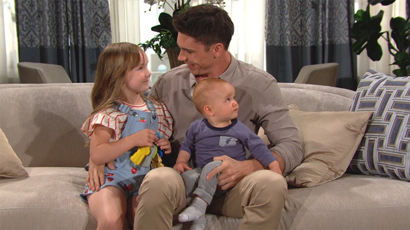 Finn (Tanner Novlan) et les enfants se retrouvent enfin ! Amour, Gloire et Beauté, épisode 8819 (4 juillet 2023, TF1)