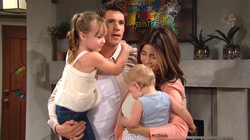 Steffy (Jacqueline MacInnes Wood), Finn (Tanner Novlan) et les enfants retrouvent enfin leur chez-eux. Amour, Gloire et Beauté/Top Models, épisode 8824 (5 août 2022, CBS)