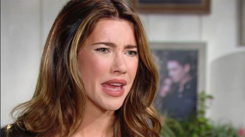 Steffy (Jacqueline MacInnes Wood) a des choses à reprocher à Li. Top Models, épisode 8825 (20 octobre 2022, RTS)