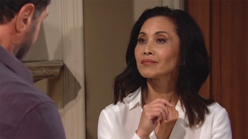 Li (Naomi Matsuda) se confie à Bill. Top Models, épisode 8830 (5 mai 2023, RTL9)