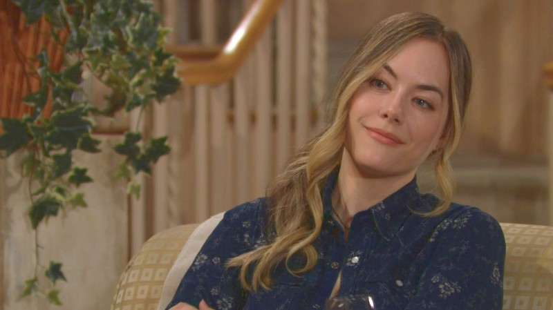 Hope (Annika Noelle) observe avec intérêt la complicité entre Ridge et Taylor… Top Models, épisode 8848 (31 mai 2023, RTL9)