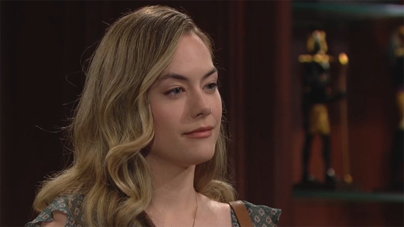 Hope (Annika Noelle) n'a pas envie de rester les bras croisés face à Steffy. Amour, Gloire et Beauté/Top Models, épisode 8852 (14 septembre 2022, CBS)