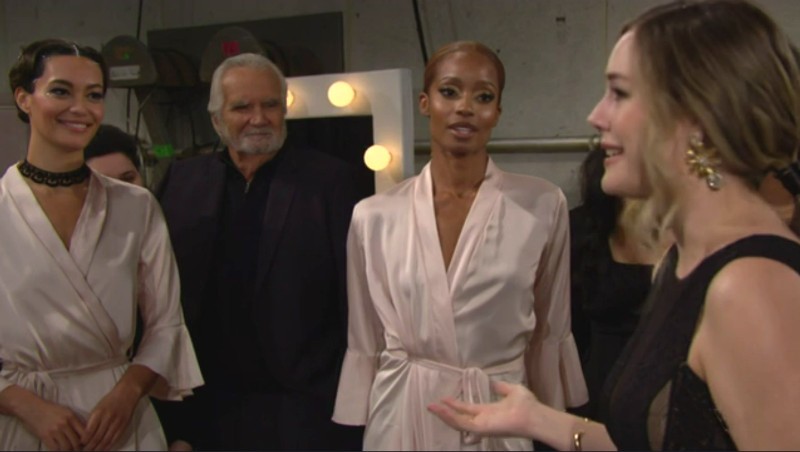 Eric (John McCook) ne se lassera jamais de l’ambiance des défilés… Top Models, épisode 8886 (24 juillet 2023, RTL9)