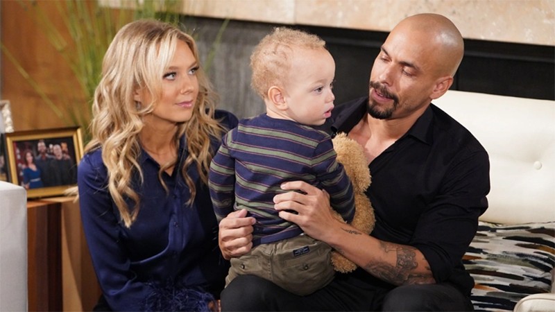 La visite de Abby et Dominic fait beaucoup de bien à Devon (Bryton James). Les Feux de l'Amour, épisode 12487 (7 novembre 2022, CBS)