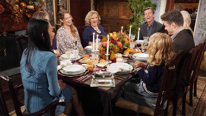 La famille Abbott se réunit pour le repas de Thanksgiving. Les Feux de l'Amour, épisode 12499 (23 novembre 2022, CBS)