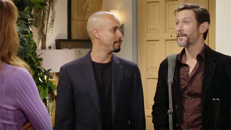 Daniel (Michael Graziadei) expose son idée à Devon et à Lily. Les Feux de l'Amour, épisode 12500 (28 novembre 2022, CBS)