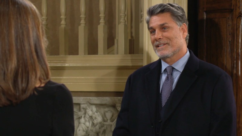 Jeremy (James Hyde) est ravi de retrouver une vieille amie. Les Feux de l'Amour, épisode 12505 (5 décembre 2022, CBS)