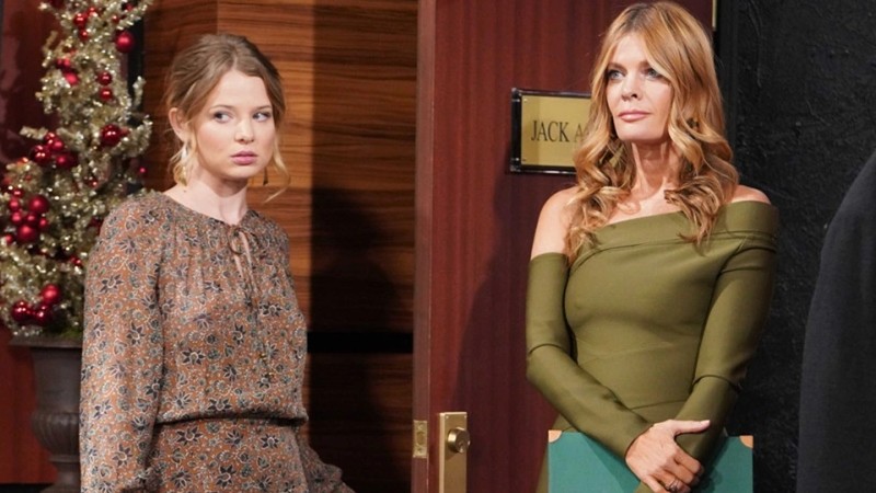 Summer (Hunter King) a une dent contre sa mère. Les Feux de l'Amour, épisode 12510 (12 décembre 2022, CBS)