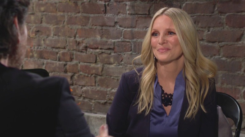 Malgré les années, Christine (Lauralee Bell) est toujours heureuse de revoir Danny (Michael Damian). Les Feux de l'Amour, épisode 12525 (3 janvier 2023, CBS)