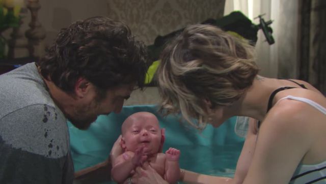 Caroline (Linsey Godfrey) et Ridge (Thorsten Kaye) souhaitent la bienvenue à leur fils. Top Models, épisode 7285 (19 juillet 2017, RTL9)