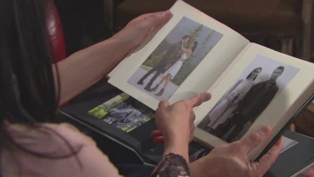 Liam (Scott Clifton) redécouvre les photos de son mariage… Amour, Gloire et Beauté/Top Models, épisode 7287 (10 mars 2016, CBS)