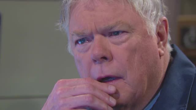 Charlie (Dick Christie) fait une découverte stupéfiante ! Amour, Gloire et Beauté/Top Models, épisode 7295 (24 mars 2016, CBS)