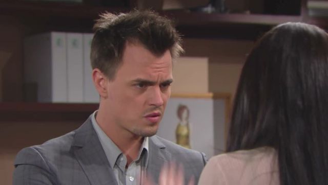 Wyatt (Darin Brooks) n'est pas convaincu par les explications de Quinn… Top Models, épisode 7296 (3 août 2017, RTL9)