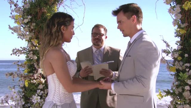Le Révérend Rydale (Chaz Bono) marie Steffy et Wyatt. Amour, Gloire et Beauté/Top Models, épisode 7301 (1 avril 2016, CBS)